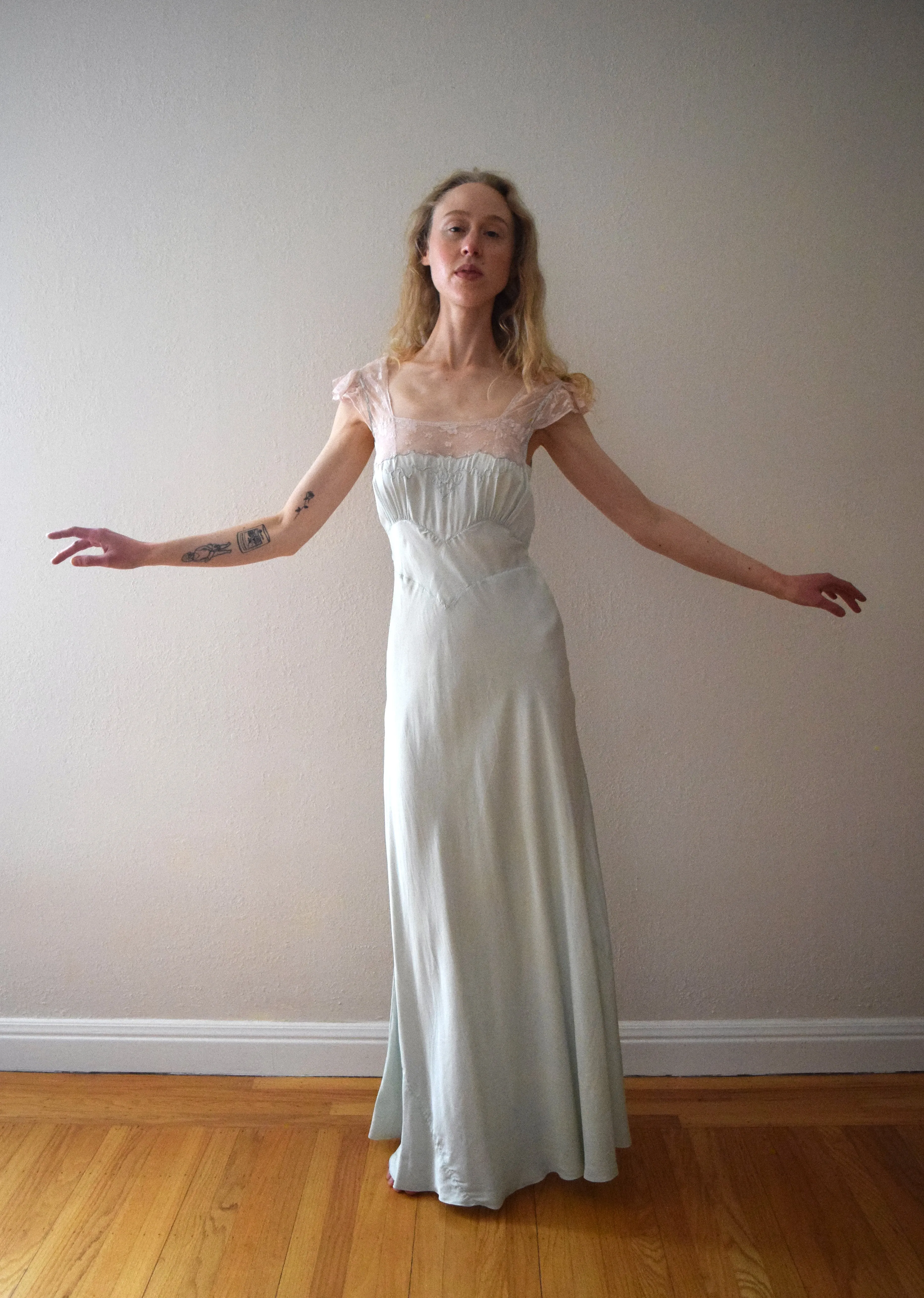 1930s 1940s nightgown . vintage 30s satin gown . size xs to small