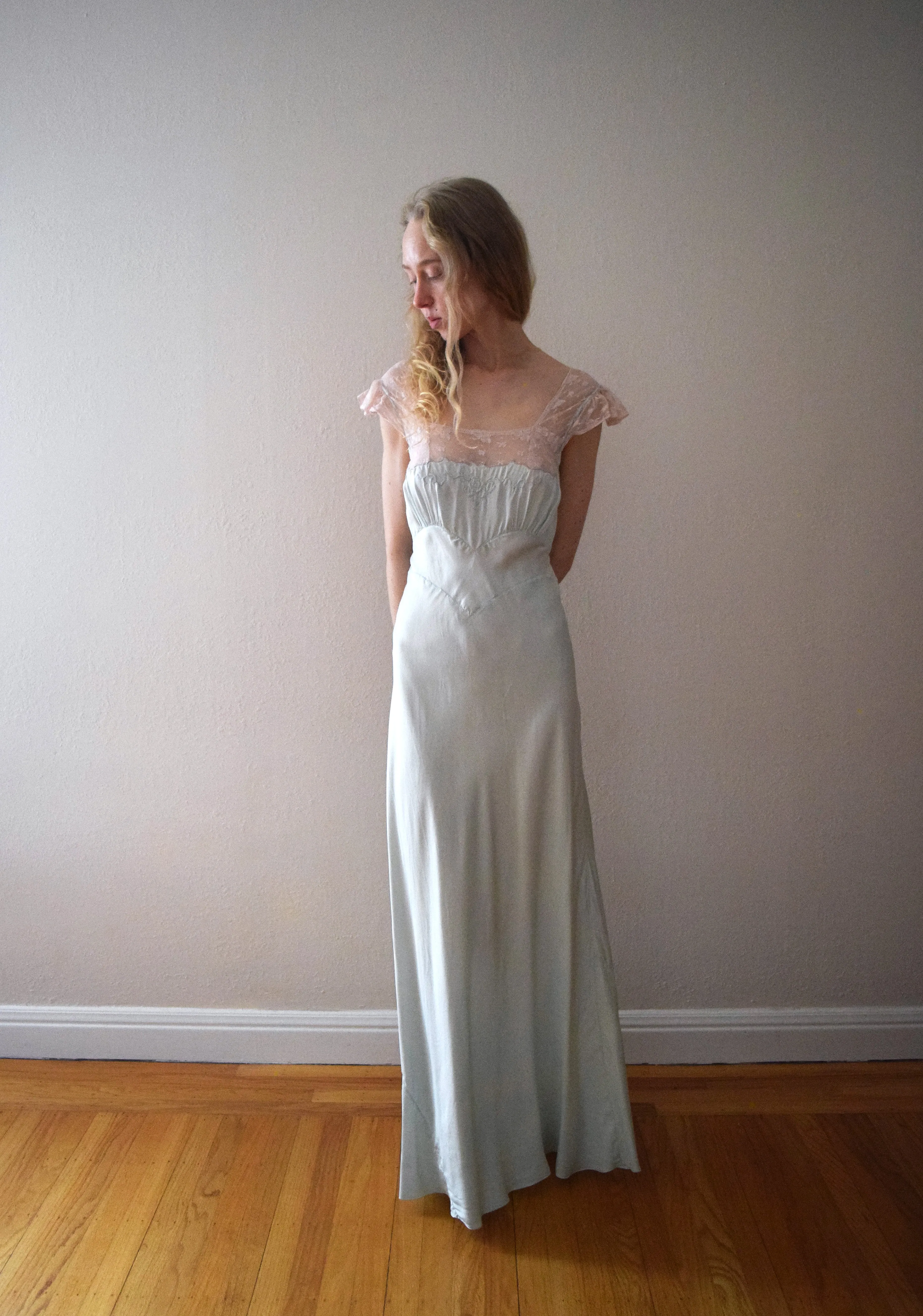 1930s 1940s nightgown . vintage 30s satin gown . size xs to small