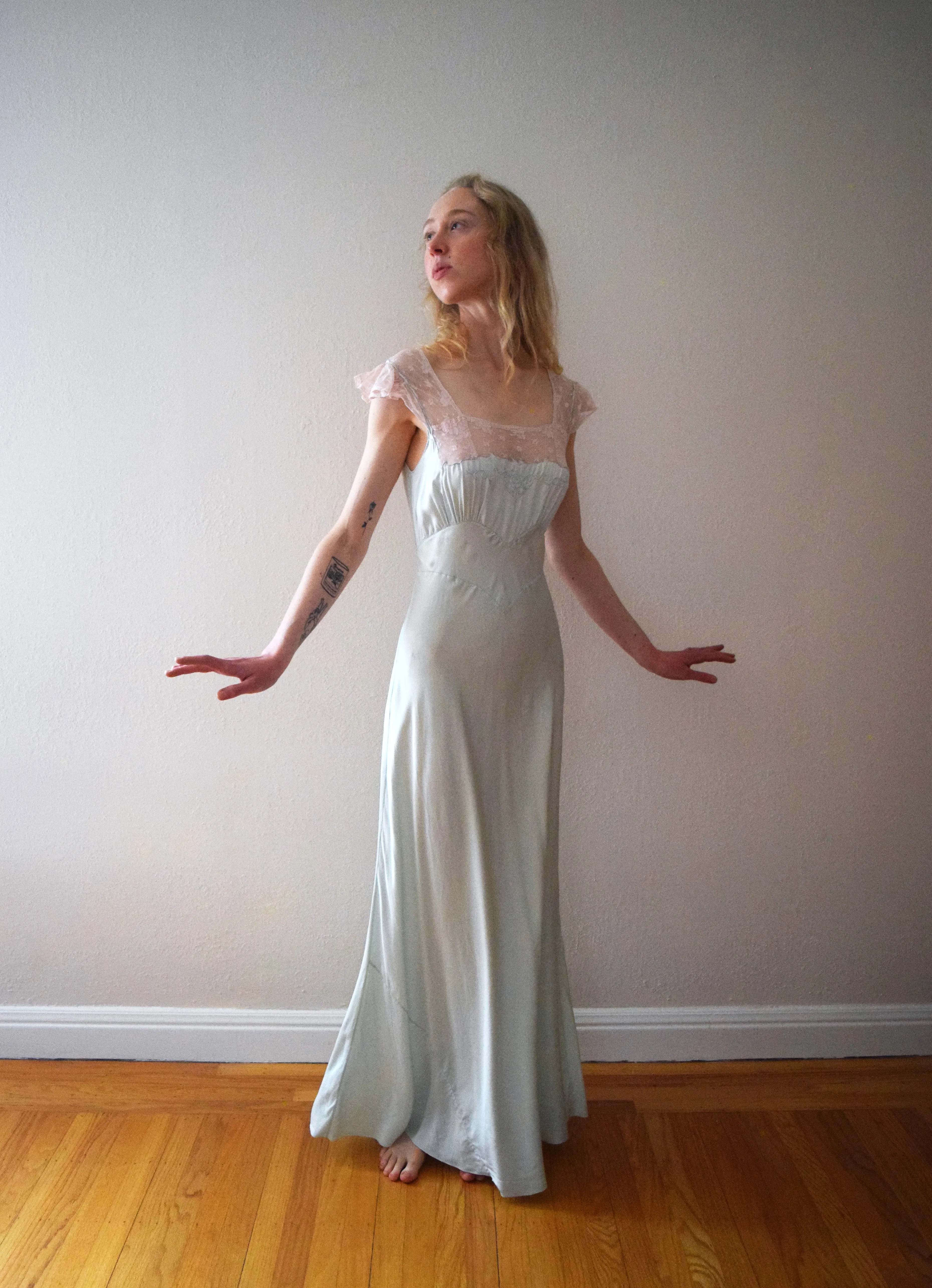 1930s 1940s nightgown . vintage 30s satin gown . size xs to small