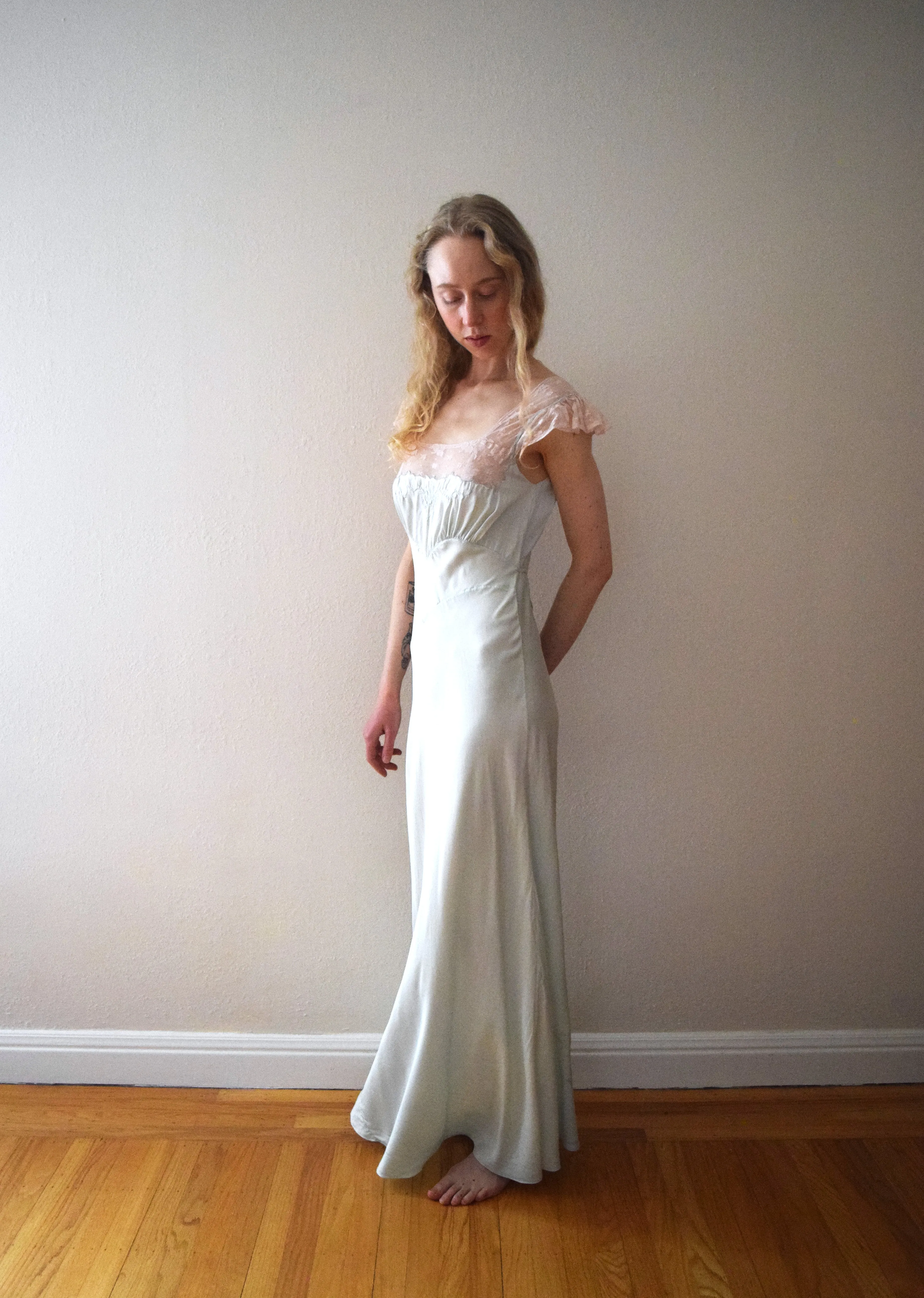 1930s 1940s nightgown . vintage 30s satin gown . size xs to small