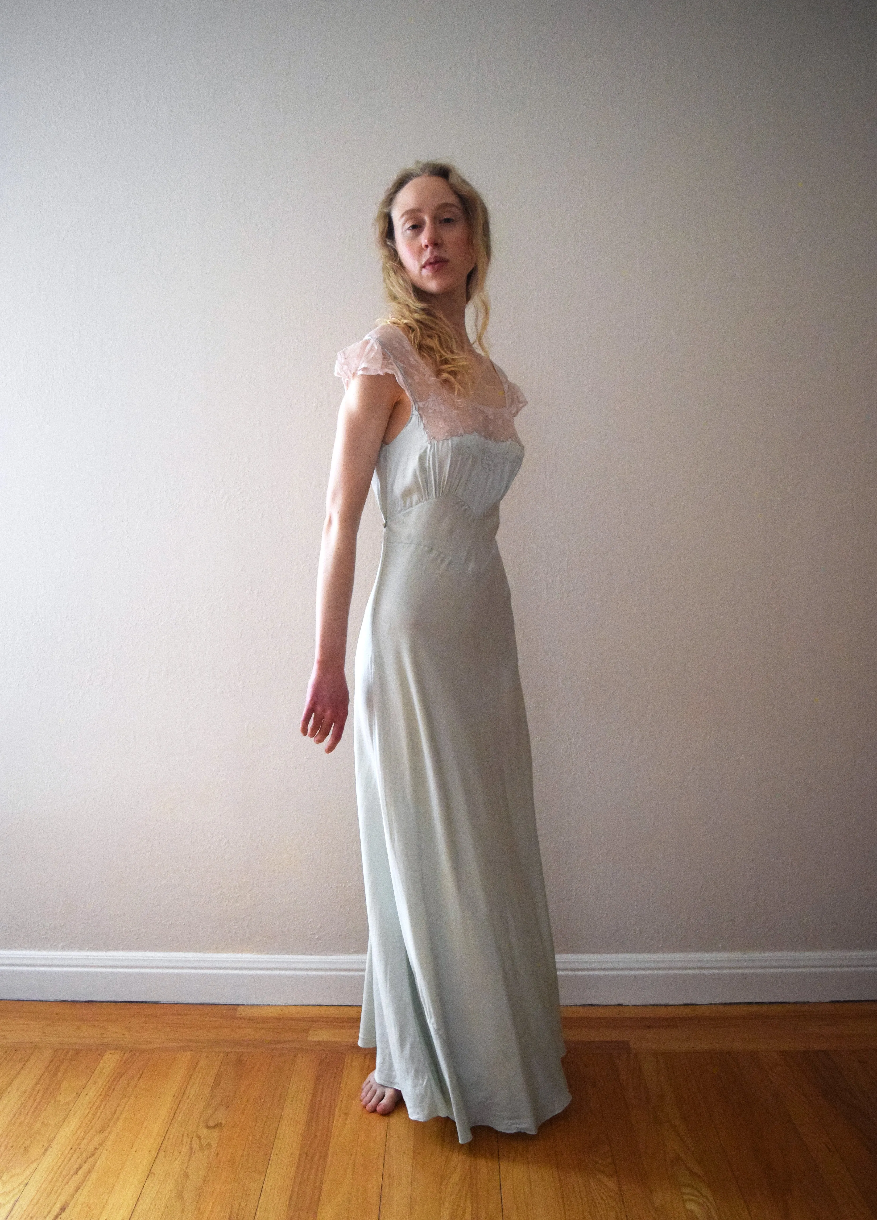 1930s 1940s nightgown . vintage 30s satin gown . size xs to small