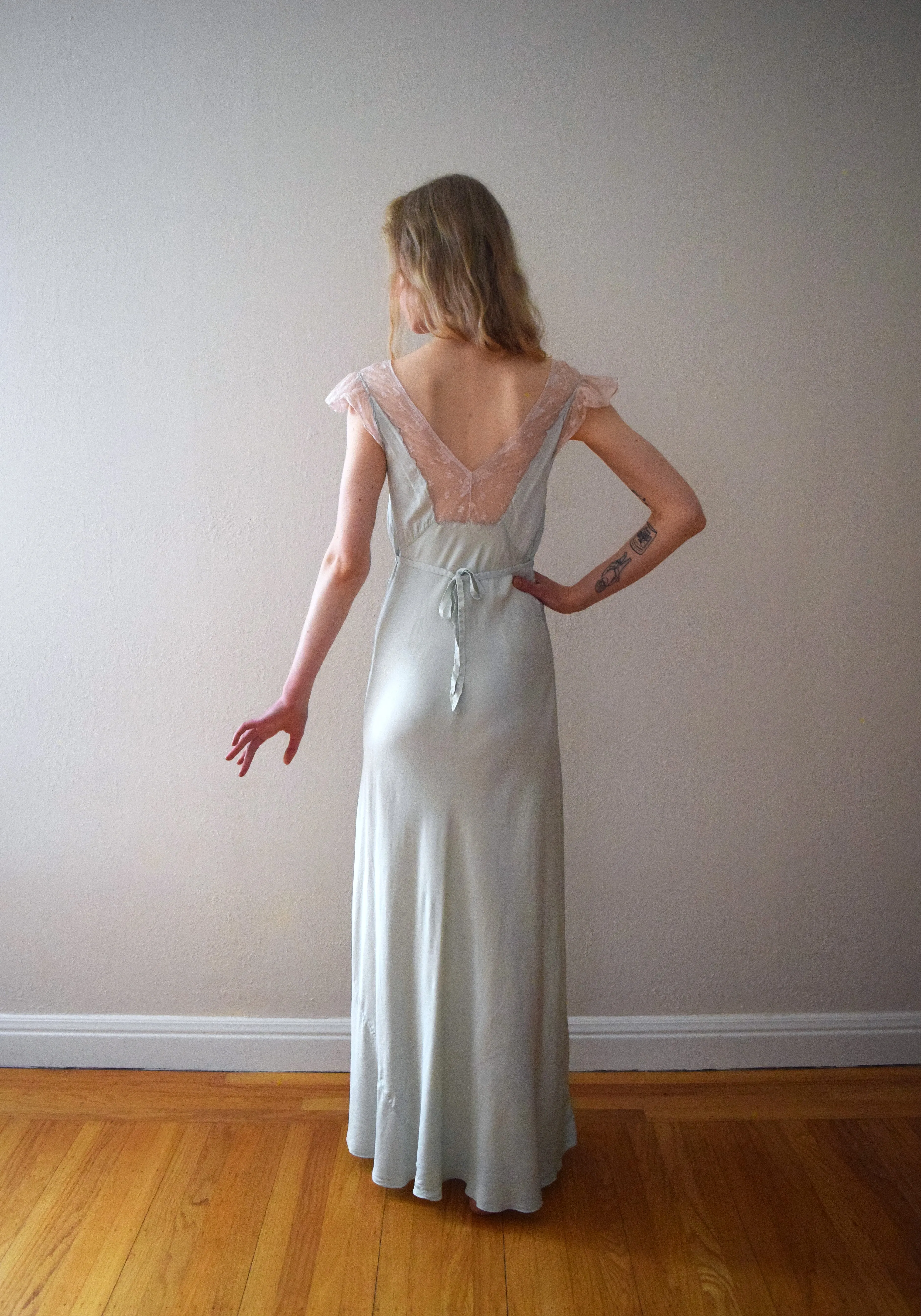 1930s 1940s nightgown . vintage 30s satin gown . size xs to small