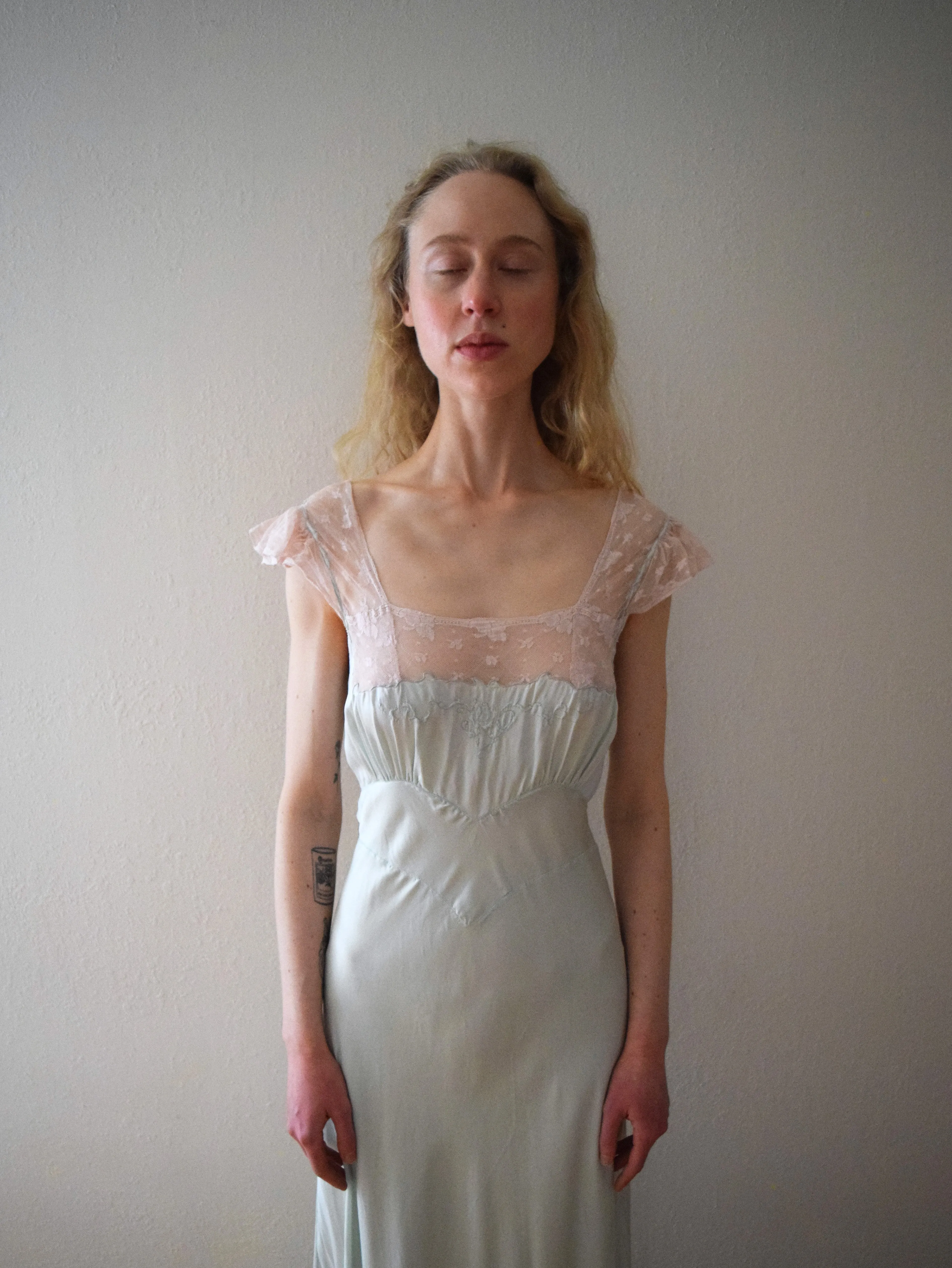 1930s 1940s nightgown . vintage 30s satin gown . size xs to small