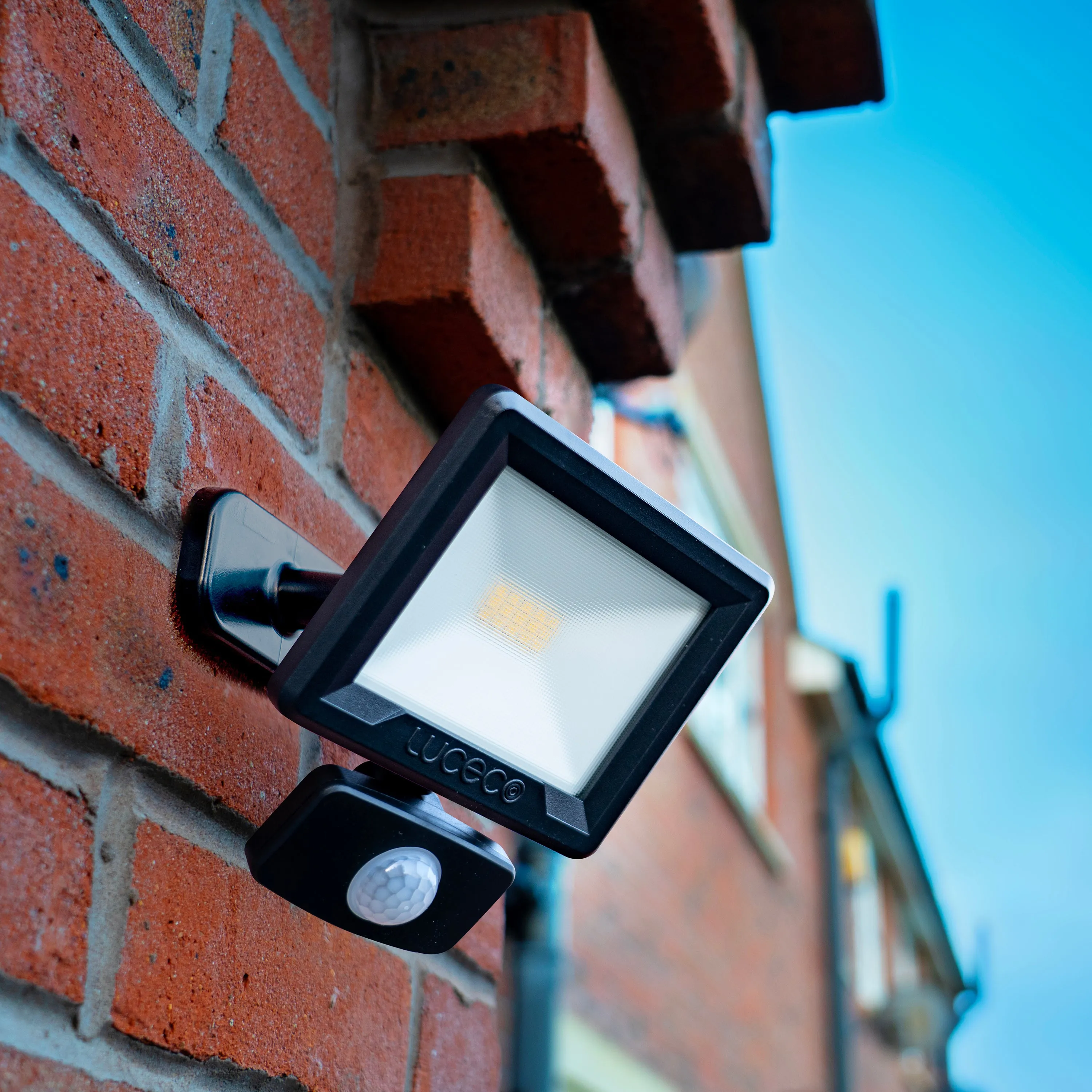 Luceco EFLD10B40P-06 10W Essence Security PIR Floodlight with Ball Joint 1m Cable - Dusk-Till-Dawn Override PIR - Black