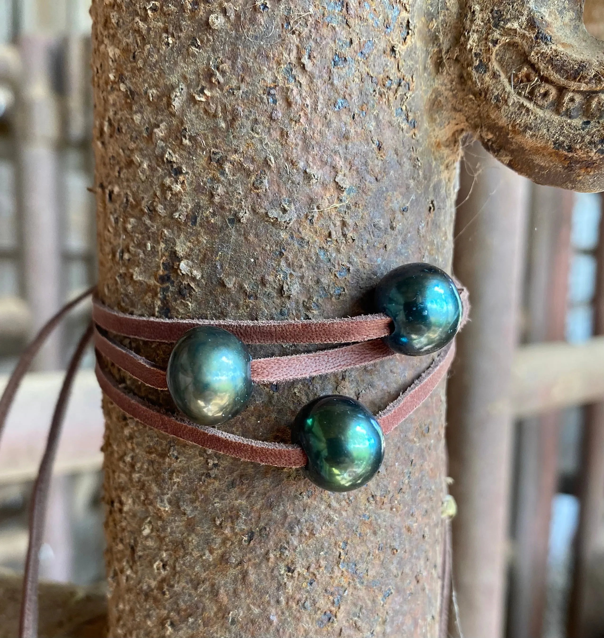 Single Peacock Pearl Choker