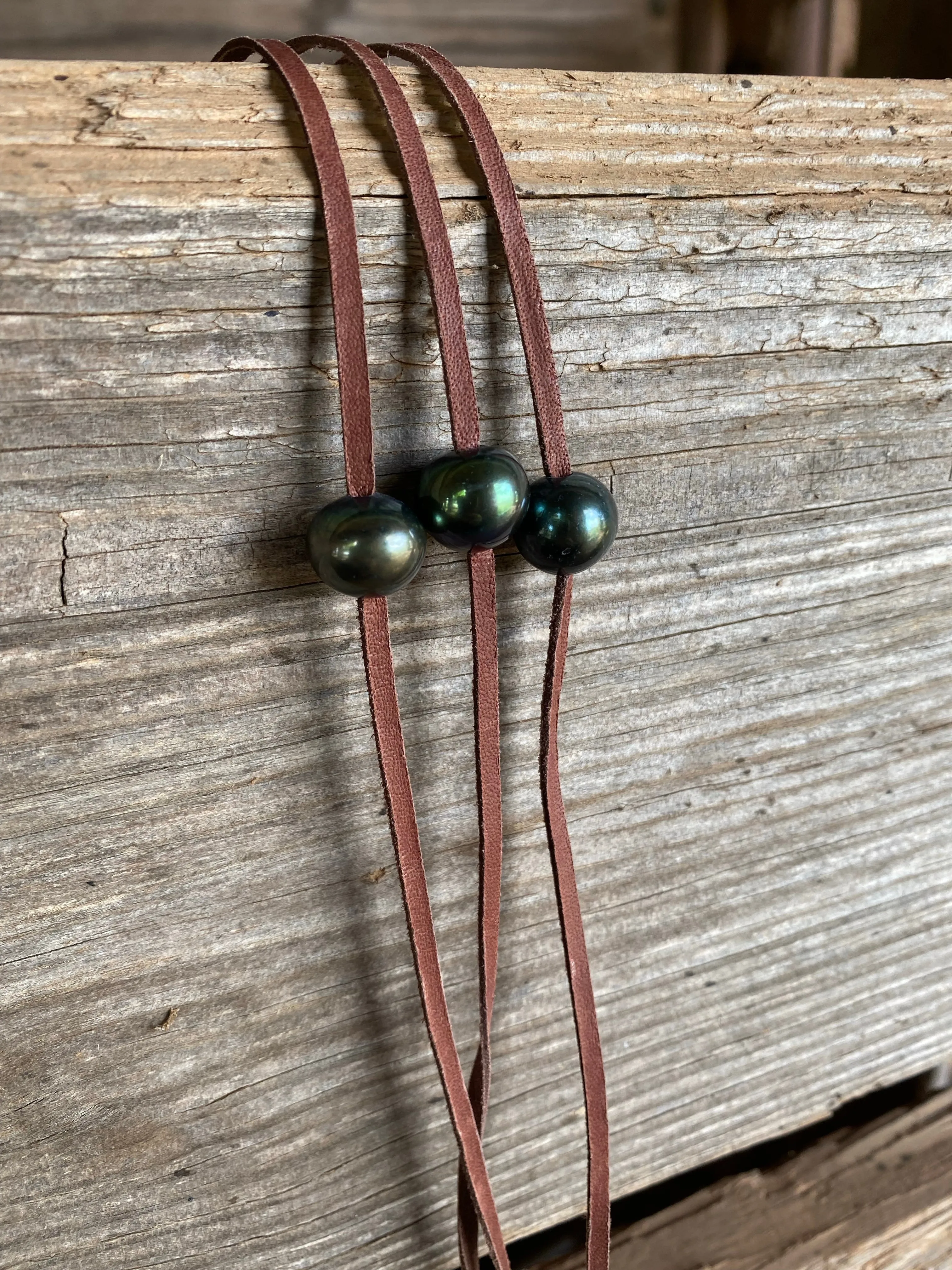 Single Peacock Pearl Choker