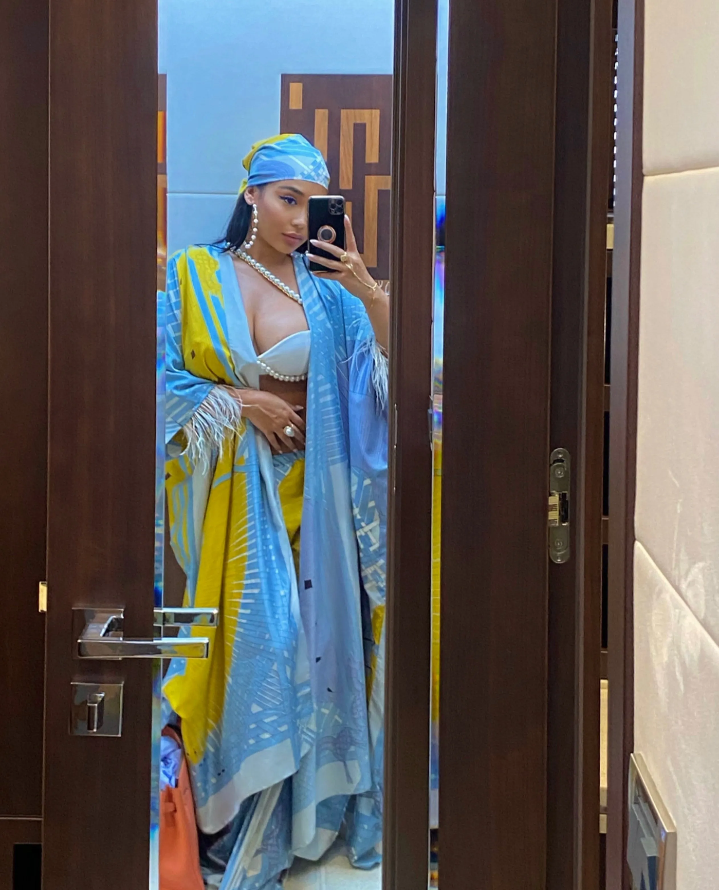 UAE Goddess Look